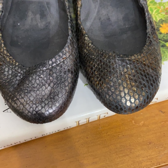 Stuart Weitzman Iridescent Snake Print Flats 7.5 - Picture 8 of 15
